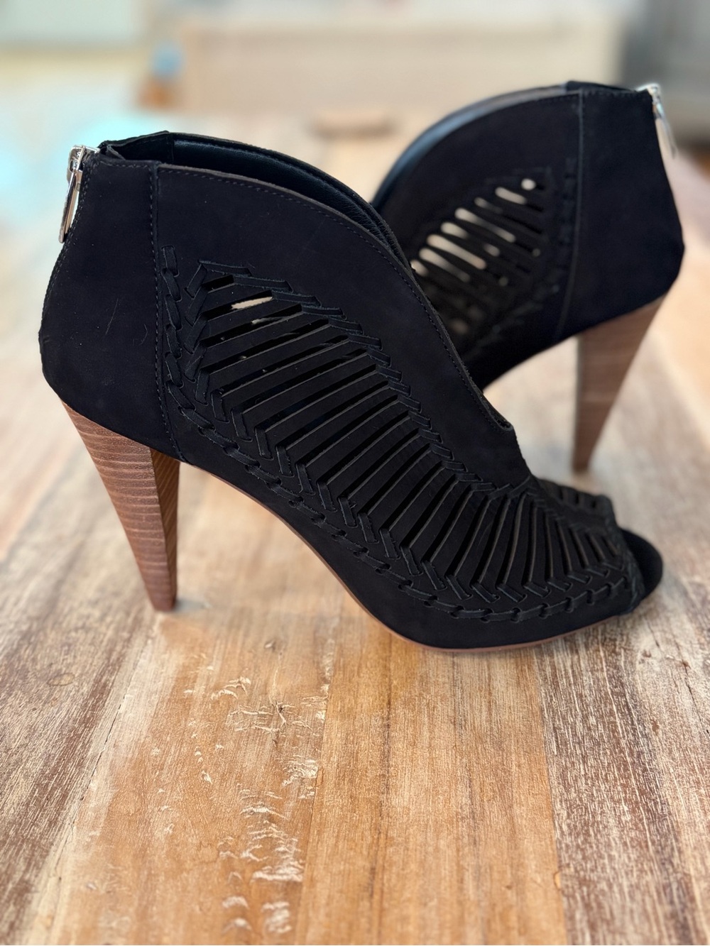 Vince Camuto Acha Black Women's Cutout Suede Heeled Shoes Size 8.5 Shooties